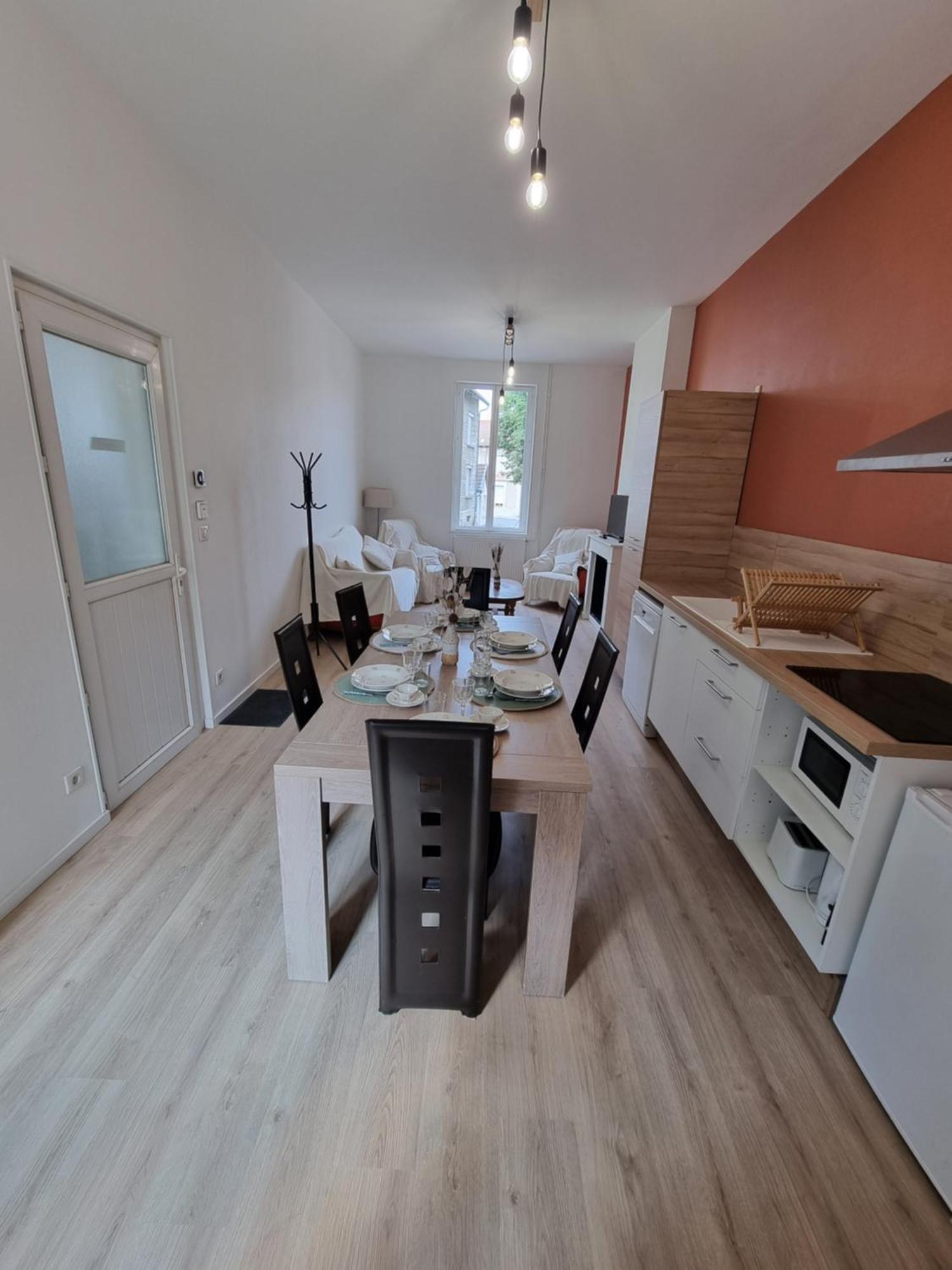 L Essentiel Pour 6 Personnes * Sireuil (Dordogne)
